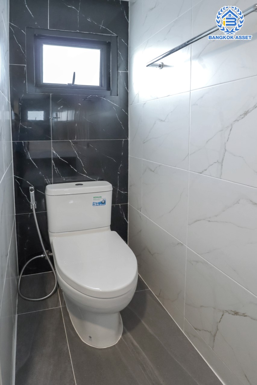 บ้านมือสองตกแต่งใหม่ หลังใหญ่พร้อมเข้าอยู่ ม.เมืองดี พุทธมณฑลสาย 2 หลังมุม เนื้อที่ 92.8 ตร.ว. ฟังก์ชันจัดเต็ม 4 ห้องนอน 4 ห้องน้ำ จอดรถได้ถึง 4 คัน บนทำเลใกล้ทางคู่ขนานลอยฟ้าบรมราชชนนี และเซ็นทรัลปิ่นเกล้า